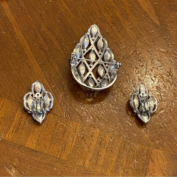 Vintage Basket Brooch and Earrings Set  Rhinestone Shield Silver Set - Picture 10 of 15